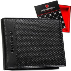 Duży, skórzany portfel męski w czarnym kolorze bez zapięcia zewnętrznego - Peterson. Czarne portfele męskie Peterson, bez wzorów, ze skóry. Za 129.00 zł.