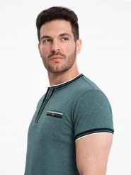 Męski t-shirt henley z ozdobnymi ściągaczami - ciemnozielony V2 OM-TSCT-0175 - L. Zielone t-shirty męskie Ombre Clothing, l, z aplikacjami, z elastanu, bez kołnierzyka. W wyprzedaży za 39.99 zł.