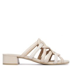 Klapki Caprice. Brązowe klapki damskie Caprice, bez wzorów, bez obcasa. Za 299.99 zł.