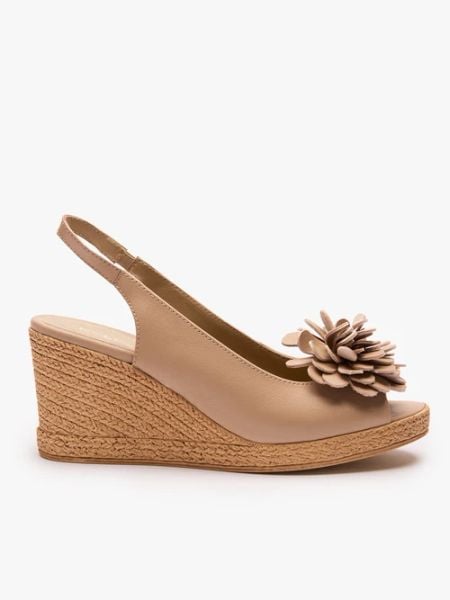 Beżowe sandały na koturnie z kwiatem. Brązowe sandały damskie Ryłko, bez wzorów, ze skóry, bez obcasa, na koturnie. Za 399.99 zł.