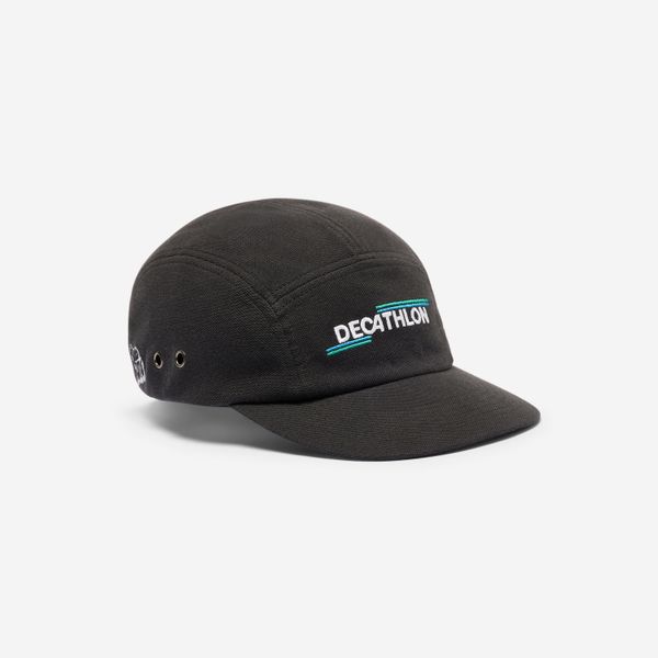 Czapka z daszkiem na deskorolkę CAP900, 5 paneli, kolekcja „Since 1976”, czarna. Białe czapki męskie Decathlon, bez wzorów, z materiału, vintage. Za 69.99 zł.