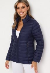 Granatowa Pikowana Kurtka z Kieszeniami Zapinanymi na Zamek Błyskawiczny Mivindra. Niebieskie kurtki damskie Born2be, m, bez wzorów, z jeansu, bez kaptura. Za 79.99 zł.