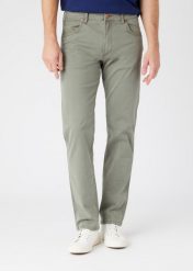 WRANGLER GREENSBORO MĘSKIE SPODNIE MATERIAŁOWE DUSTY OLIVE W15QY665M 112145836. Zielone spodnie materiałowe męskie Wrangler, bez wzorów, z materiału. Za 209.99 zł.