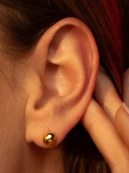 OR ÉCLAT Złote kolczyki-wkrętki "Puce" rozmiar: onesize. Czerwone kolczyki damskie Or Éclat, złote. Za 191.42 zł.