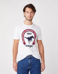 MĘSKI T-SHIRT WRANGLER SS AMERICANA TEE WHITE W7AGD3989 112131338. Białe t-shirty męskie Wrangler, m, bez wzorów, z bawełny, bez kołnierzyka. Za 69.99 zł.