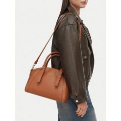 Torebka DeeZee. Brązowe torebki klasyczne damskie DeeZee, bez wzorów, bez dodatków. Za 149.99 zł.