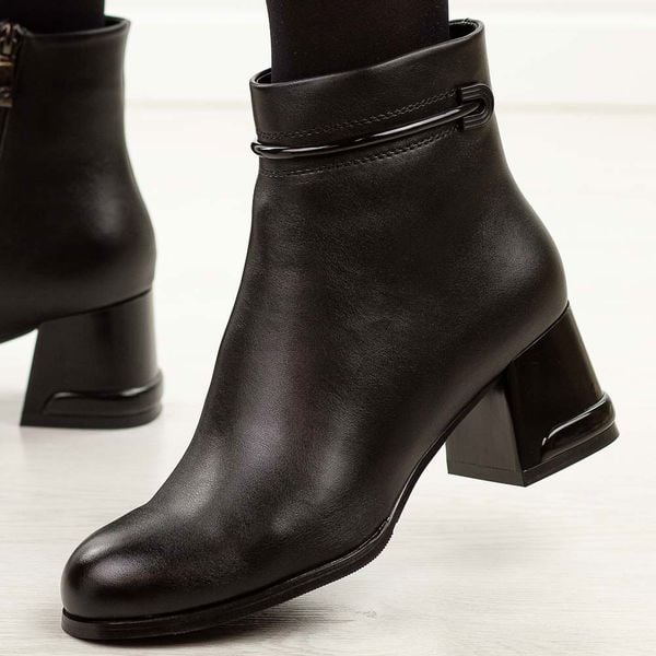 Czarne botki damskie na obcasie Potocki 12292. Czarne botki damskie POTOCKI, na jesień, z dzianiny, biznesowe, z okrągłym noskiem, bez obcasa, na obcasie, bez zapięcia. W wyprzedaży za 165.17 zł.