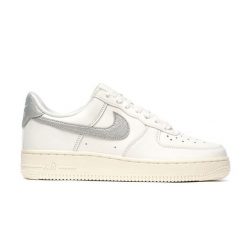 Buty sportowe damskie Nike W AIR FORCE 1 '07 ESS TRND. Białe buty sportowe na co dzień damskie Nike, bez wzorów, trekkingowe. Za 599.99 zł.