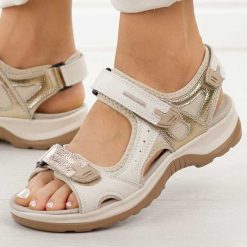 Beżowe skórzane sandały damskie T.Sokolski L26-624. Brązowe sandały damskie Sokolski, bez wzorów, z jeansu, bez obcasa, na płaskiej podeszwie. Za 199.00 zł.