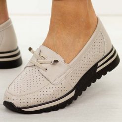 Beżowe ażurowe skórzane półbuty damskie S.Barski 7066. Brązowe półbuty damskie S.BARSKI, w ażurowe wzory, z jeansu, casualowe, z okrągłym noskiem, bez obcasa, na płaskiej podeszwie. Za 239.00 zł.