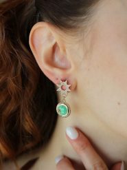 Pierres delicates Pozłacane kolczyki-wkrętki z turkusami i cyrkoniami rozmiar: onesize. Białe kolczyki damskie Pierres delicates, z cyrkonią, pozłacane. Za 43.99 zł.