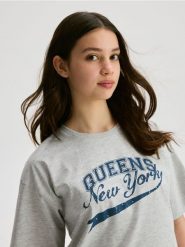 T-shirt z kryształkami i nadrukiem - jasnoszary. Szare koszulki dziewczęce Reserved, bez wzorów, z bawełny, bez ramiączek. W wyprzedaży za 29.99 zł.