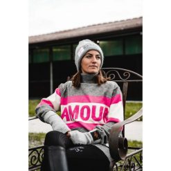 Sweter damski Ju & Pa Amour. Czarne swetry klasyczne damskie JU ET PA, na jesień, uniwersalny, z materiału, bez kołnierzyka. Za 343.00 zł.