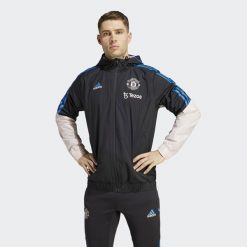 Kurtka do piłki nożnej męska Adidas Manchester United Condivo 22 All-Weather. Czarne kurtki męskie Adidas, m, bez wzorów, z materiału, klasyczne, bez kaptura. Za 316.10 zł.