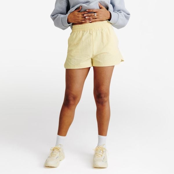 Spodenki damskie Elementals. Żółte szorty damskie Decathlon, bez wzorów, z dresówki. Za 79.99 zł.