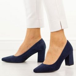 Granatowe czółenka damskie na słupku Sergio Leone Pb414. Niebieskie czółenka damskie Sergio Leone, bez wzorów, z jeansu, bez obcasa, na obcasie. Za 169.00 zł.