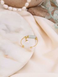 Pierres de Jade Pozłacany pierścionek z perłą i labradorytem rozmiar: onesize. Białe pierścionki damskie Pierres de Jade, z labradorytem, pozłacane. Za 30.99 zł.