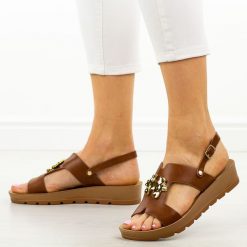Brązowe sandały damskie Filippo Ds6893/25. Brązowe sandały damskie Filippo, z aplikacjami, z jeansu, bez obcasa. Za 139.00 zł.