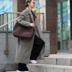 Shopperka skórzana Solier FL39 Maya czekoladowa. Brązowe torby na laptopa damskie Solier, bez wzorów, z jeansu, zamszowe. Za 399.00 zł.