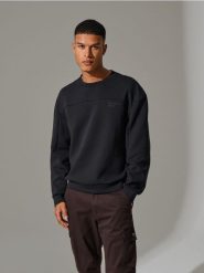 Bluza - czarny. Czarne bluzy bez kaptura męskie Sinsay, l. W wyprzedaży za 29.99 zł.