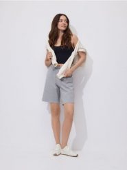 Bawełniane szorty - jasnoszary. Szare szorty damskie Reserved, bez wzorów, z bawełny. Za 39.99 zł.