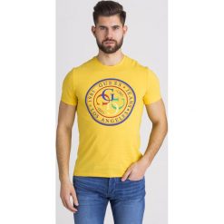 T-SHIRT G-STAMP Guess. Żółte t-shirty męskie Guess, l, z aplikacjami, z bawełny, bez kołnierzyka. Za 101.40 zł.
