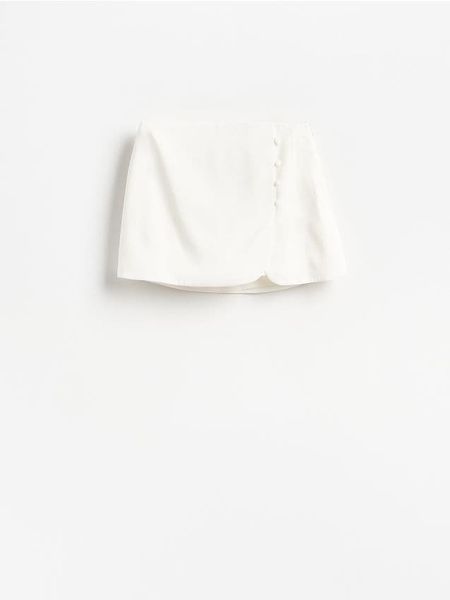 Spódnico-szorty z wiskozą - biały. Białe szorty damskie Reserved, bez wzorów, z tkaniny. Za 119.99 zł.