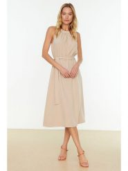 Trendyol Sukienka w kolorze beżowym rozmiar: 36. Brązowe sukienki damskie Trendyol, bez wzorów, z tkaniny, bez kołnierzyka, bez ramiączek, midi. Za 113.90 zł.