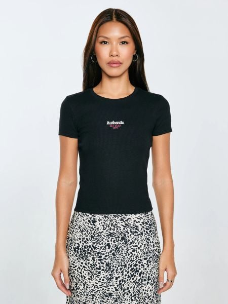 Koszulka damska w prążek z haftem czarna Clarsa 906. Czarne t-shirty damskie Big Star, l, bez wzorów, z dzianiny, bez kołnierzyka. W wyprzedaży za 49.99 zł.