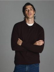 Wełniany sweter polo - ciemnobrązowy. Brązowe swetry męskie Reserved, l, bez wzorów, z dzianiny, bez kołnierzyka. Za 199.99 zł.