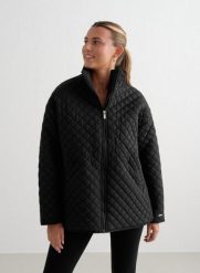 Damska kurtka pikowana, hydrofobowa, oversize czarna. Czarne kurtki damskie Aim'n, xl, bez wzorów, z materiału, bez kaptura. Za 805.00 zł.