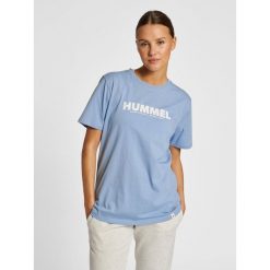 Koszulka Hummel Legacy. Niebieskie bluzki damskie HUMMEL, bez wzorów, sportowe, bez kołnierzyka, bez ramiączek. Za 109.50 zł.