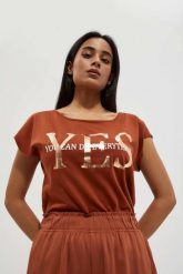 T-shirt z nadrukiem w kolorze brązowym. Brązowe t-shirty damskie MOODO, s, bez wzorów, z bawełny, bez kołnierzyka. W wyprzedaży za 19.99 zł.