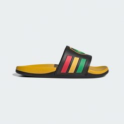 Klapki adilette Comfort 2.0 Jamajka. Białe klapki damskie Adidas, bez wzorów, bez obcasa. Za 219.00 zł.
