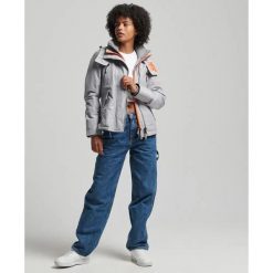 Kurtka przeciwdeszczowa damska z kapturem Superdry Mountain. Szare kurtki damskie Superdry., s, z aplikacjami, z bawełny, z kapturem. Za 423.35 zł.
