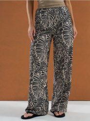 Spodnie wide leg w roślinny wzór - wielobarwny. Spodnie materiałowe damskie Sinsay, bez wzorów. Za 49.99 zł.