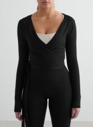 Damski top bezszwowy, kopertowy, z regulowanymi wiązaniami Shape czarny. Czarne topy sportowe damskie Aim'n, xs, bez wzorów, z dzianiny, bez ramiączek. Za 254.00 zł.