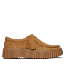 Półbuty Clarks. Brązowe półbuty damskie Clarks, bez wzorów, bez obcasa, na płaskiej podeszwie. Za 389.99 zł.