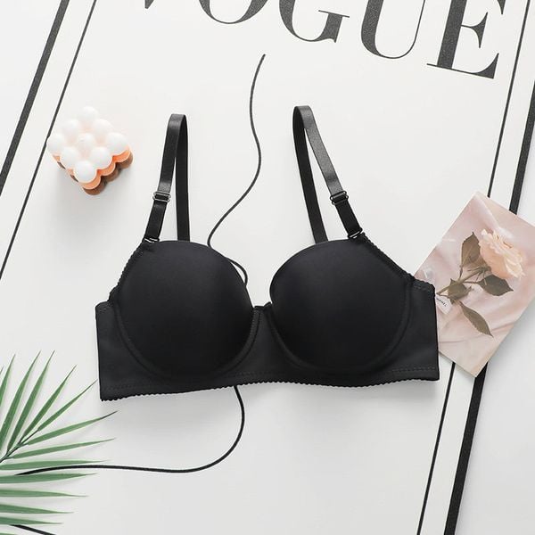 Biustonosz z usztywnieniem i regulowanymi ramiączkami na co dzień i specjalne okazje Halide. Czerwone biustonosze Intica, bez wzorów, z materiału. W wyprzedaży za 79.00 zł.