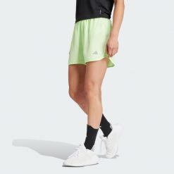 Szorty Run It. Zielone spodenki sportowe damskie Adidas, bez wzorów, z materiału, sportowe. Za 139.00 zł.
