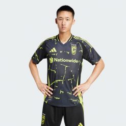 Koszulka Columbus Crew 25/26 Away Authentic. Czarne t-shirty sportowe męskie Adidas, xl, z materiału, bez ramiączek, do piłki nożnej. Za 699.00 zł.