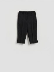 Spodnie capri - czarny. Czarne spodnie materiałowe damskie Reserved, bez wzorów, z bawełny. Za 109.99 zł.