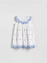 Sukienka z haftowanym wzorem - biały. Białe sukienki dziewczęce Reserved, bez wzorów, z bawełny, bez ramiączek. Za 79.99 zł.