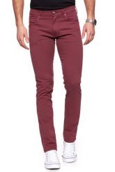 WRANGLER SPODNIE MĘSKIE LARSTON CORDOVAN RED W18SHD13G 112127497. Czerwone spodnie materiałowe męskie Wrangler, bez wzorów, z materiału. W wyprzedaży za 99.99 zł.