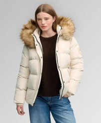 Superdry Kurtka Everest Classic Puffer luźny krój. Czerwone kurtki damskie Superdry., bez wzorów, z elastanu, z kapturem. Za 774.50 zł.