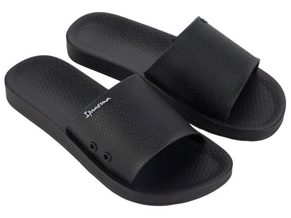Klapki damskie obuwie plażowe Ipanema Classic Slide Fem. Czarne klapki damskie Ipanema, z aplikacjami, z gumy, bez obcasa, na płaskiej podeszwie. Za 59.69 zł.
