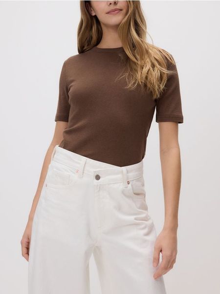 Bawełniany t-shirt - ciemnobrązowy. Brązowe t-shirty damskie Reserved, l, bez wzorów, z bawełny, bez kołnierzyka. Za 79.99 zł.