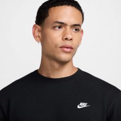 Bluza męska Nike Club FT. Czarne bluzy bez kaptura męskie Nike, m, z bawełny. Za 263.99 zł.