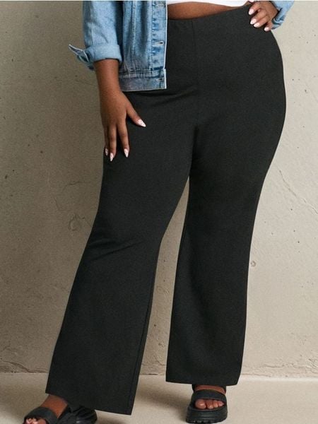 Spodnie dzwony Plus Size - czarny. Czarne spodnie materiałowe damskie Sinsay, bez wzorów, plus size. W wyprzedaży za 22.99 zł.