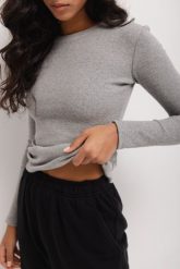 Dopasowany top z długim rękawem z prążkowanej dzianiny w kolorze DEEP GREY - MOODY-M. Szare topy damskie Marsala, m, bez wzorów, z bawełny, bez kołnierzyka. Za 129.90 zł.